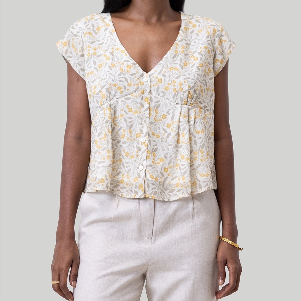NWT Reistor Deep V-neck Top in Yellow Florals 🌼